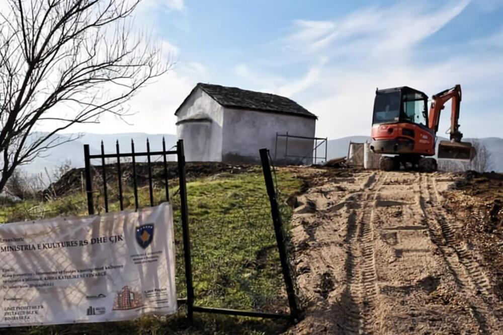 OTIMAČINA SVETINJA: Priština bez konsultacija sa SPC vrši radove u crkvi u selu kod Mitrovice i proglašava je „katoličkom crkvom“!