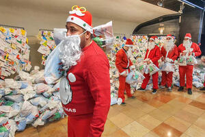 KNJAŽEVAC: Na vratima više od 1.500 mališana zazvonio Deda Mraz sa poklonom (FOTO)