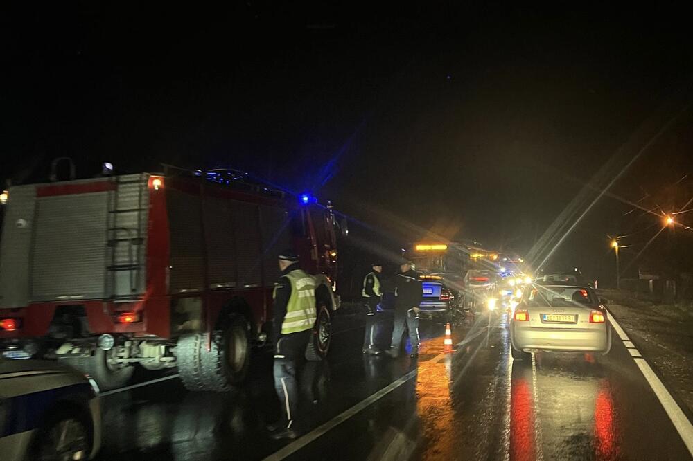 "ISPRED NAS JE BUKNUO PLAMEN VISOK NEKOLIKO METARA": Zastrašujuća scena na putu u Kragujevcu, zapalio se automobil
