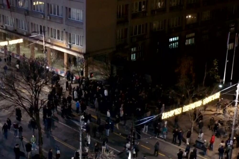 ZAVRŠEN PROTEST Okupljeni se razišli ispred zgrade RTS