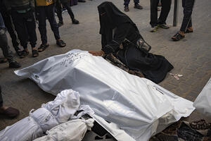STRAHOTA! NAJMILIJE VADE "U KOMADIMA": Palestinci iz ruševina iskopavaju delove tela svojih porodica kako bi ih sahranili (FOTO)