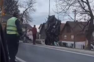 ŠLEPER SLETEO S PUTA U MLADENOVCU: Prevrnuo se i smrskao parkirani automobil (VIDEO)