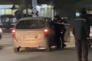 MOTKOM TUKAO VOZAČA U AUTOMOBILU: Incident u Kraljevu! Policajac brzo reagovao i savladao napadača (VIDEO)