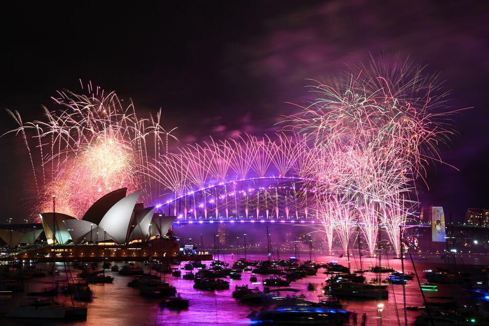 SPEKTAKULARNO! Doček 2024. godine u Australiji: Više od milion ljudi prisustvovalo novogodišnjem vatrometu u Sidneju (VIDEO, FOTO)