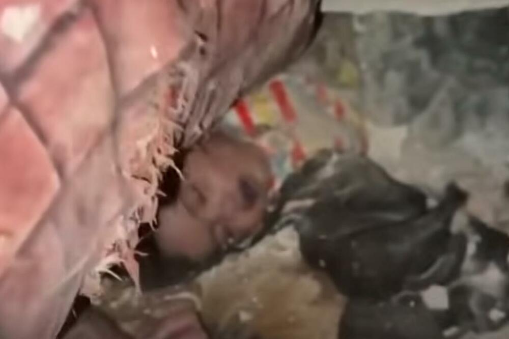 DRAMATIČNO! IZVUKLI ŽIVU BEBU IZ RUŠEVINA! Jeziva scena u Gazi posle krvavog napada: Majka i sestra devojčice poginule (VIDEO)