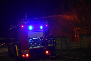 DRAMA! ZAPALIO SE STAN U RAKOVICI: Vatrogasci spasili povređenu osobu i predali je lekarima! (VIDEO)