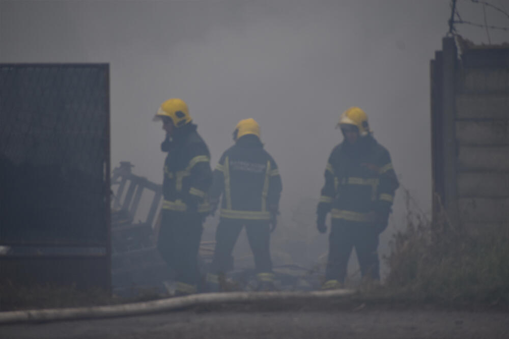 POŽAR BUKTI U SARAJEVU: Vatra kulja na pijaci, vatrogasna ekipa je na terenu (VIDEO)