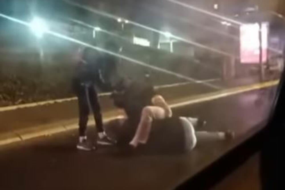 TUČA NASRED PUTA U ŽARKOVU: Jedan muškarac bije drugog, devojka pokušava da ih razdvoji POGLEDAJTE (VIDEO)