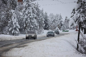 SNEG IZAZVAO TOTALNI KOLAPS U JEDNOM DELU CRNE GORE: Zbog mećave zatvoren saobraćaj na OVOJ DEONICI za sve kategorije vozila