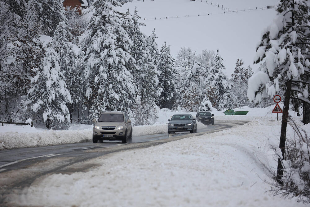 SNEG IZAZVAO TOTALNI KOLAPS U JEDNOM DELU CRNE GORE: Zbog mećave zatvoren saobraćaj na OVOJ DEONICI za sve kategorije vozila