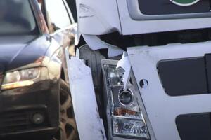 ŽESTOK UDES NA VALJEVSKOM PUTU: Sudarili se automobil i kamion, žena hospitalizovana bez svesti (VIDEO)