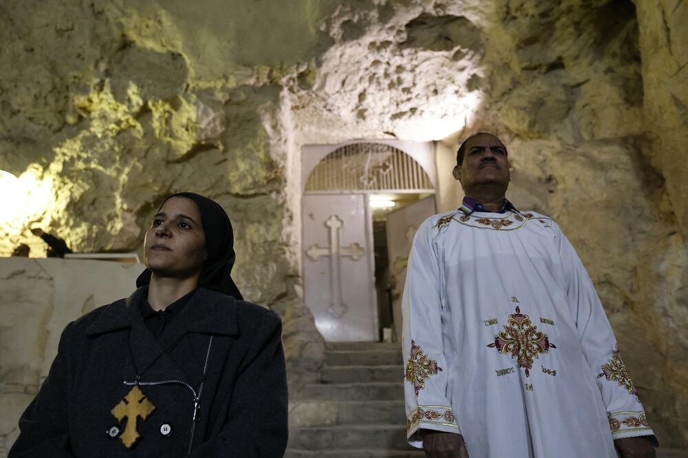 Копти, египетски копти, Божиќ, манастир Свети Симон, пештерска црква