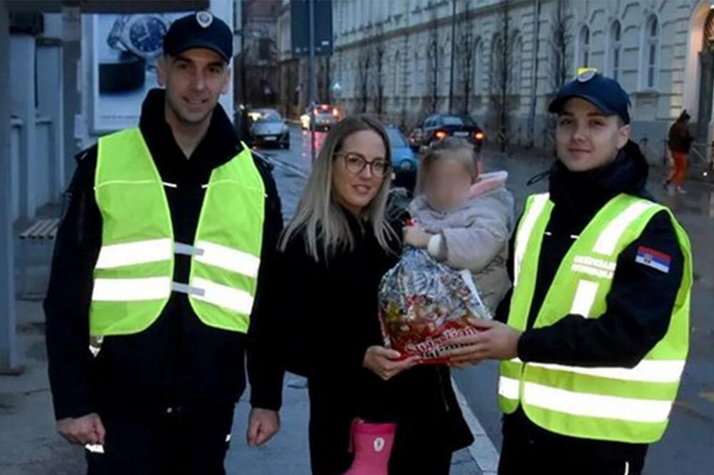 NEOBIČNA AKCIJA U ZRENJANINU Svakom detetu koje je bilo u vozilu prilikom kontrole policajci uručili novogodišnje paketiće