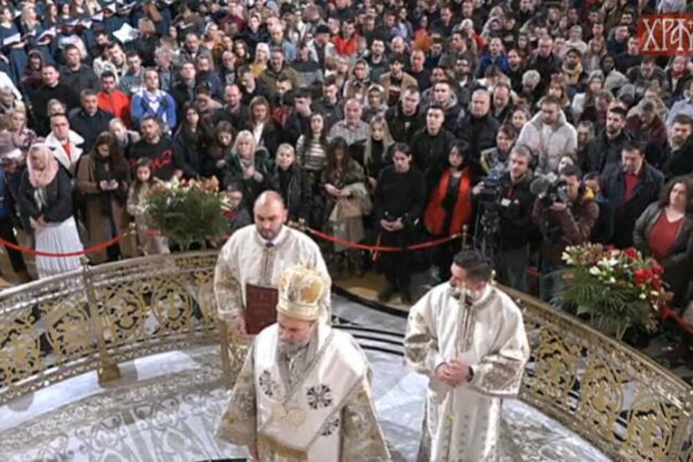 POČELA LITURGIJA U HRAMU SVETOG SAVE Veliki broj vernika dočekao Božić u srpskoj svetinji