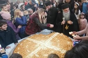 LOMLJENJE BOŽIĆNE ČESNICE Tradicionalna manifestacija u Sabornom hramu Svetog Đorđa u Kruševcu, prisustvovao i ministar Gašić FOTO