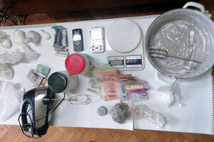 U CENTRU SMEDEREVA IMALI ŠTEK-STAN PUN DROGE: Uhapšena dvojica dilera, oduzeli im spid, marihuanu i novac od prodaje (FOTO)