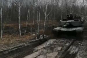 ABRAMSI VIĐENI U UKRAJINI: Prvi snimak moćnog američkog tenka PROBIJA SE KROZ BLATO KOD HARKOVA (VIDEO)
