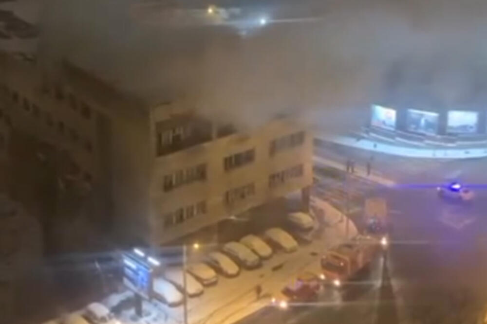 GORI ZGRADA U CENTRU BEOGRADA: Vatra i dim kuljaju na sve strane! VIDEO
