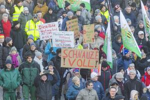 NEMAČKA OPET NA NOGAMA! VELIKI PROTESTI U BERLINU: Više od 150.000 ljudi protiv krajnje desnice