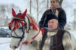 SREMCI OVAKO TERALI BOŽIĆ! Konjanici, tamburaši i kuvano vino, živi jedan od najlepših običaja u tom kraju (FOTO)