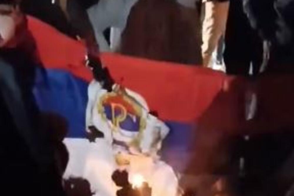 DIVLJAČKOM PONAŠANJU NEMA KRAJA Grupa mladića iz Zenice ZAPALILA zastavu Republike Srpske uz povike "Alahu Ekber" (VIDEO)