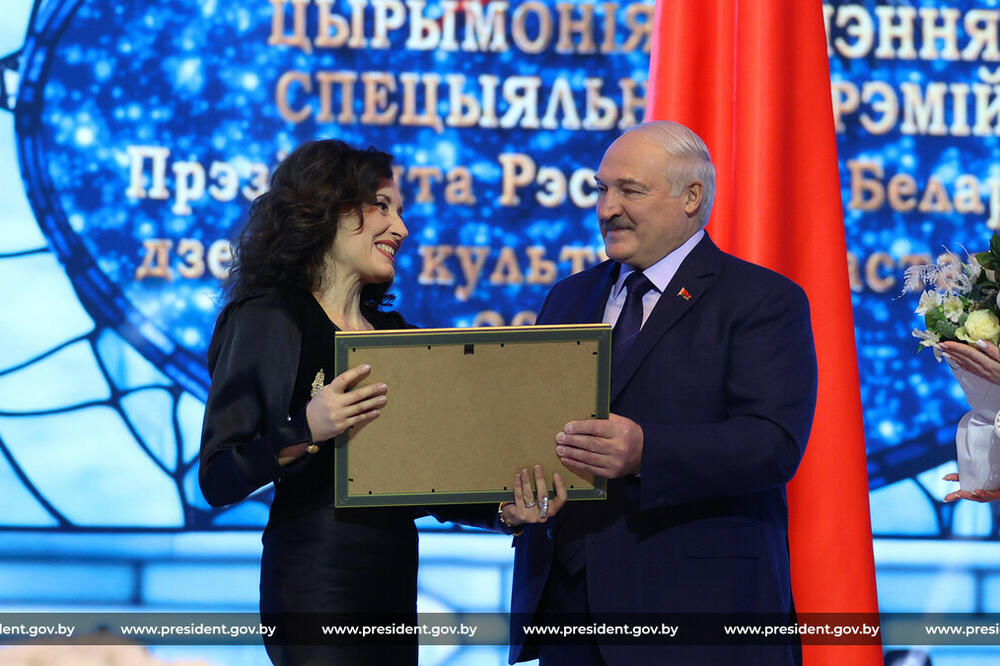 VELIKA ČAST ZA SRBIJU: Ivani Žigon predsednik Aleksandar Lukašenko uručio specijalno priznanje za očuvanje SLOVENSKIH VREDNOSTI