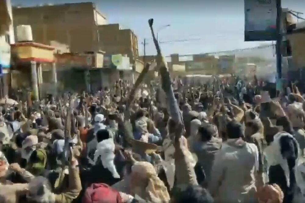 HUTI PROGLASILI MOBILIZACIJU NAKON AMERIČKOG NAPADA: Hiljade ljudi sa ORUŽJEM U RUKAMA okuplja se u gradovima širom Jemena (VIDEO)
