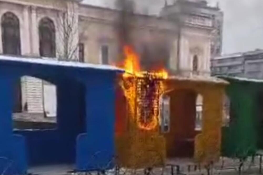 POŽAR U CENTRU KRAGUJEVCA: Izbio plamen na voziću koji je deo novogodišnje dekoracije, srećom nije bilo povređenih (FOTO)
