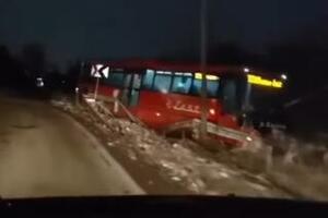 NESEĆA KOD OBRENOVCA: Autobus sleteo sa puta kod Stublina! VIDEO