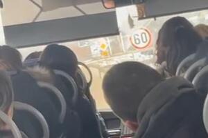 PREDSTAVIO SE KAO POLICAJAC, PA NAPRAVIO HAOS U SOPOTU: Na silu otvorio vrata autobusa van stanice, pa napao vozača VIDEO