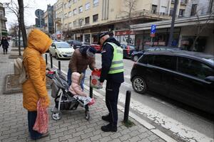 UMESTO KAZNI - PAKETIĆI: Humanitarna i edukativna akcija saobraćajaca u Kragujevcu ZA OSMEHE NAJMLAĐIH (FOTO)