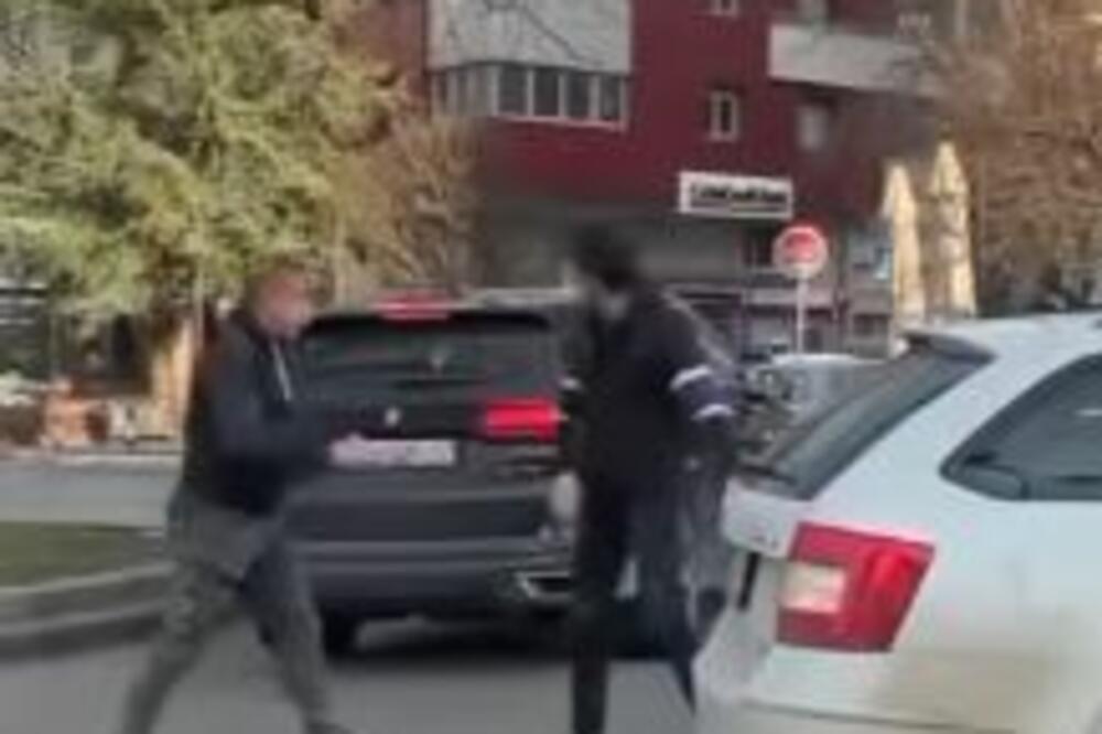 SUDAR, PA TUČA NASRED KRUŽNOG TOKA KOD KALENIĆEVE PIJACE: Izleteo iz automobila, pa počeo da bije taksistu (VIDEO)