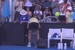 BIZARNO! ŠOK SCENA u Melburnu - teniser se rukovao na mreži, pa otrčao do kante da se ISPOVRAĆA! Publika ostala u neverici! VIDEO