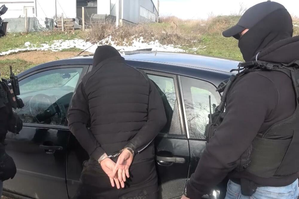 POGLEDAJTE AKCIJU HAPŠENJA U BARAJEVU! Policijaci ga izvukli iz auta, pa usledio pretres! VELIKA ZAPLENA U AUTU I KUĆI (VIDEO)