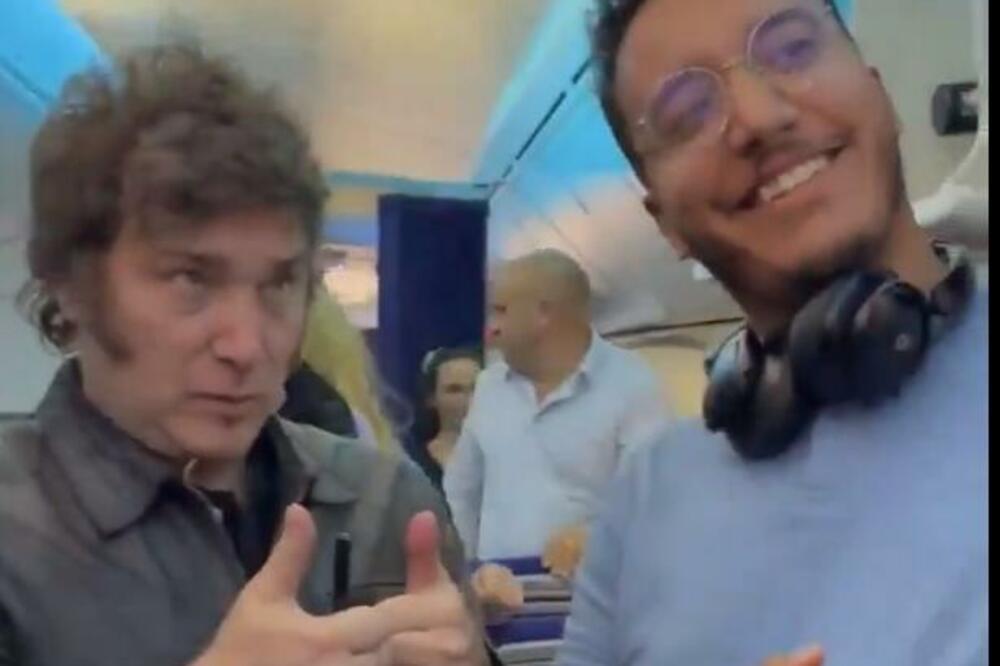 ARGENTINSKI PREDSEDNIK PRAVIO ŠOU: Putovao komercijalnim letom na ekonomski forum u Davosu, pravio selfije sa putnicima (VIDEO)