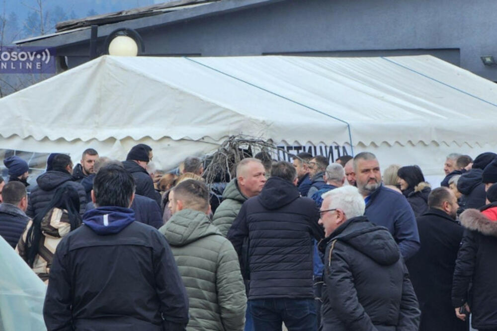 POČELO POTPISIVANJE PETICIJE ZA SMENU HETEMIJA: Okupljaju se građani u Leposaviću, obišli ih i pripadnici Kfora