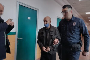 OVAKO DANAS IZGLEDA GORAN DŽONIĆ, OSUĐENI TROSTRUKI UBICA: Policajci ga doveli u Apelacioni sud, na licu ima masku (FOTO)