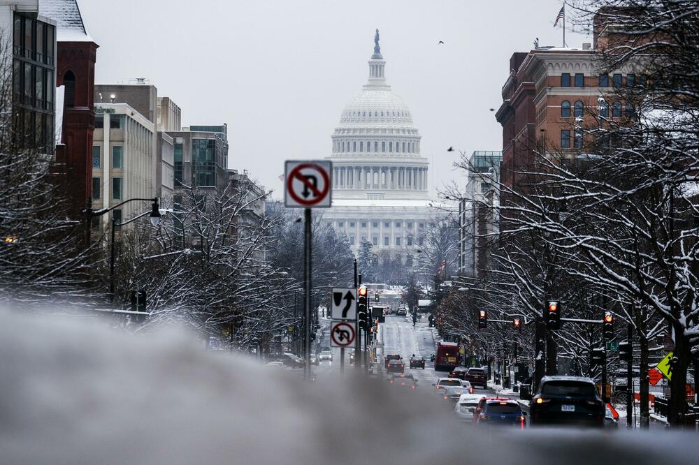 SNEŽNA OLUJA PARALISALA AMERIKU: Najavljena ledena kiša, zatvorene škole, hiljade domova bez struje (FOTO)