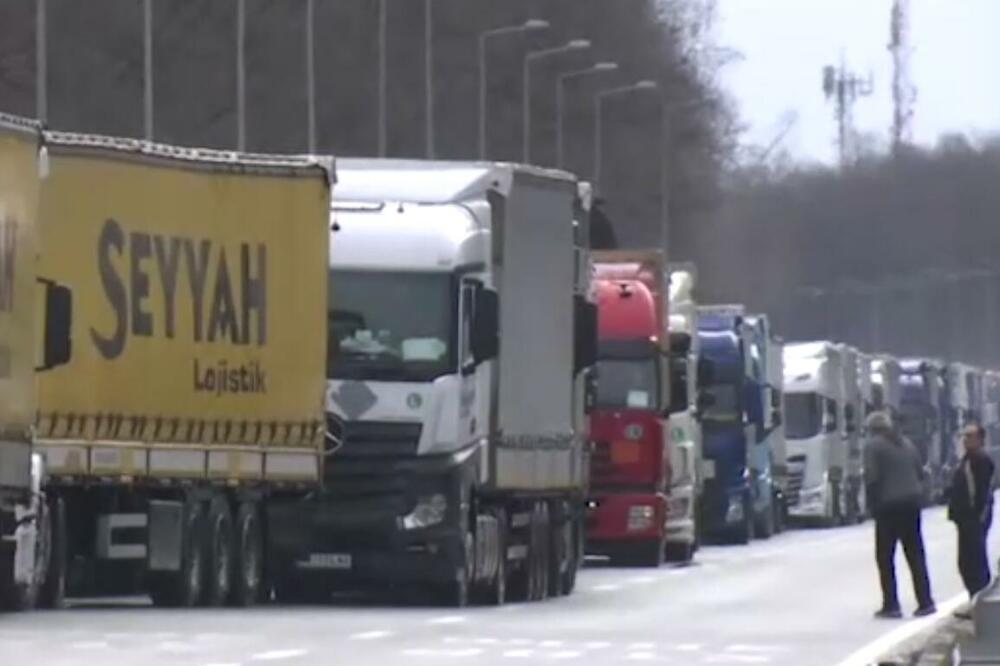 HAOS NA BATROVCIMA! ČEKA SE NAJMANJE 10 SATI: Kamioni stoje u dve kolone, problem na hrvatskoj strani (FOTO)