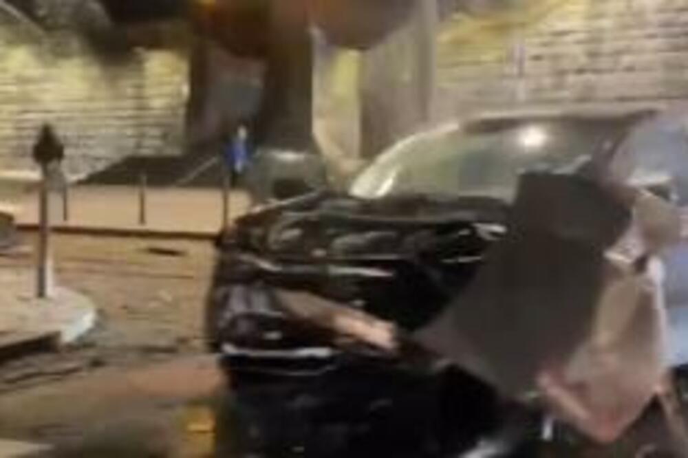AUTO POTPUNO UNIŠTEN POSLE SUDARA SA AUTOBUSOM: Saobraćajna nesreća u Karađorđevoj, ispod Brankovog mosta! (VIDEO)