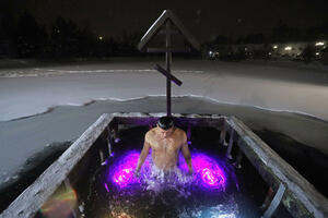 ČUDESNO: Bogojavljensko kupanje u Rusiji na minus 41 stepen! (VIDEO, FOTO)