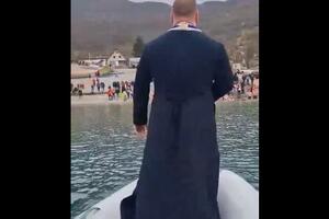 OVAKO NEŠTO NIJE VIĐENO, HIT SCENA NA BOGOJAVLJENJE: Dok se plivalo za časni krst sveštenik sve ŠOKIRAO! VIDEO