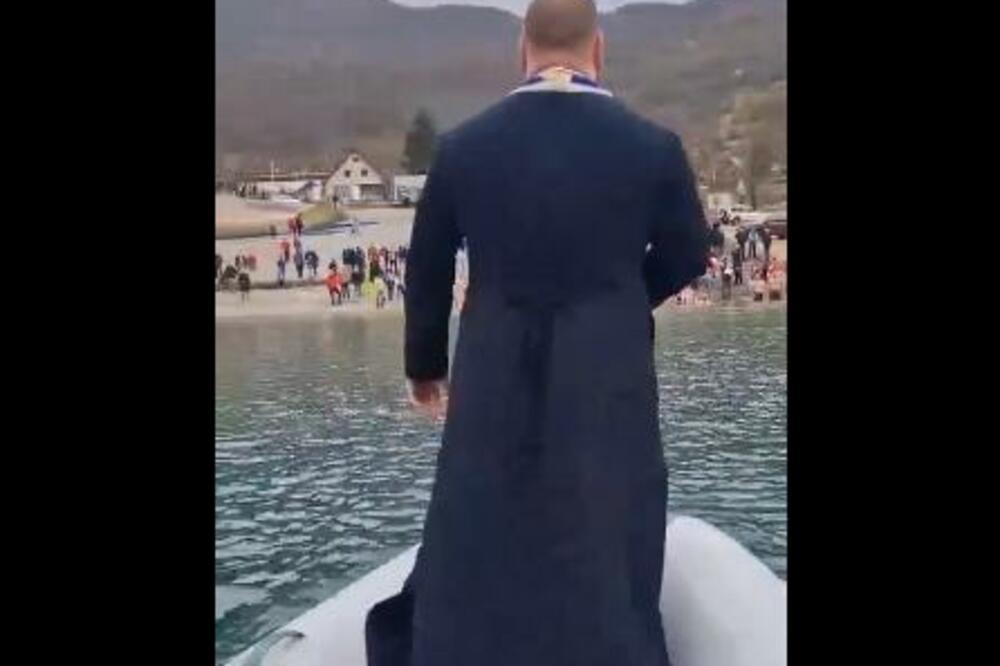 OVAKO NEŠTO NIJE VIĐENO, HIT SCENA NA BOGOJAVLJENJE: Dok se plivalo za časni krst sveštenik sve ŠOKIRAO! VIDEO