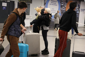 PAPARACO: Dušica Jakovljević na aerodromu sa buketom cveća čekala ćerku! Evo kako izgleda voditeljka kad misli da je niko ne gleda