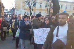 "PODRŠKA ZA MARICU": U Sremskoj Mitrovici protest protiv akušerskog nasilja