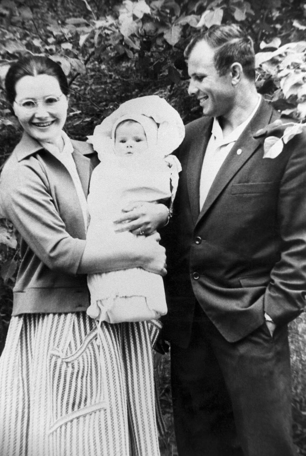 Гагарин с семьей фото