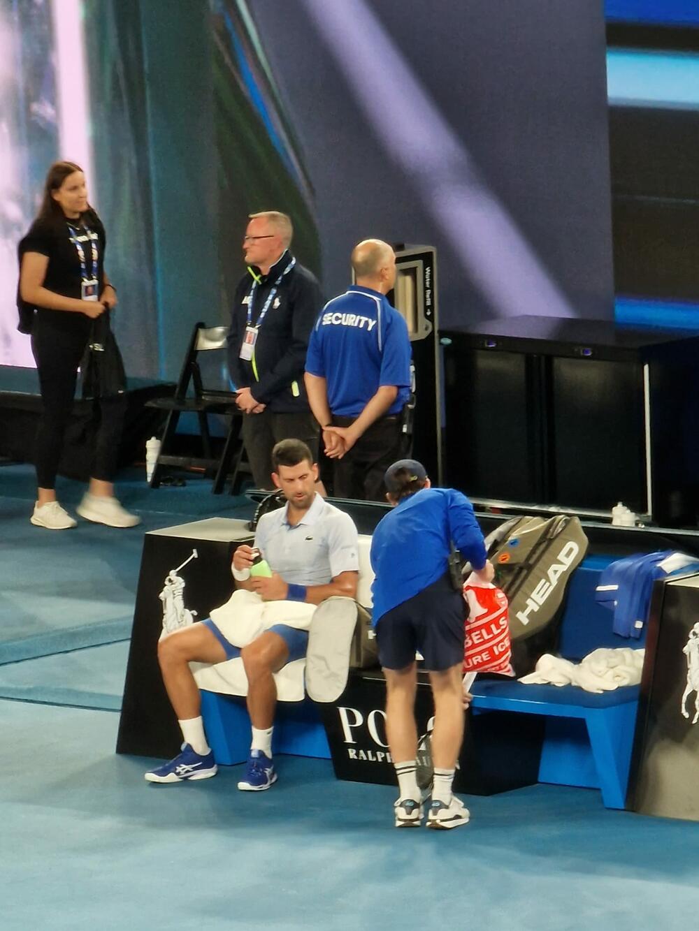 Novak Đoković, Australijan open, Adrijan Manarino, napitak, flašica