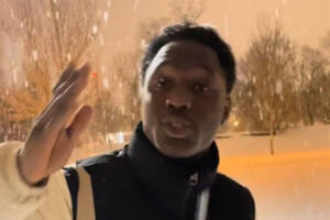 "ŠTA JE OVO?!" Momak iz Afrike prvi put u životu vidi sneg: Došao na studije u Evropu, njegovoj URNEBESNOJ REAKCIJI se svi smeju