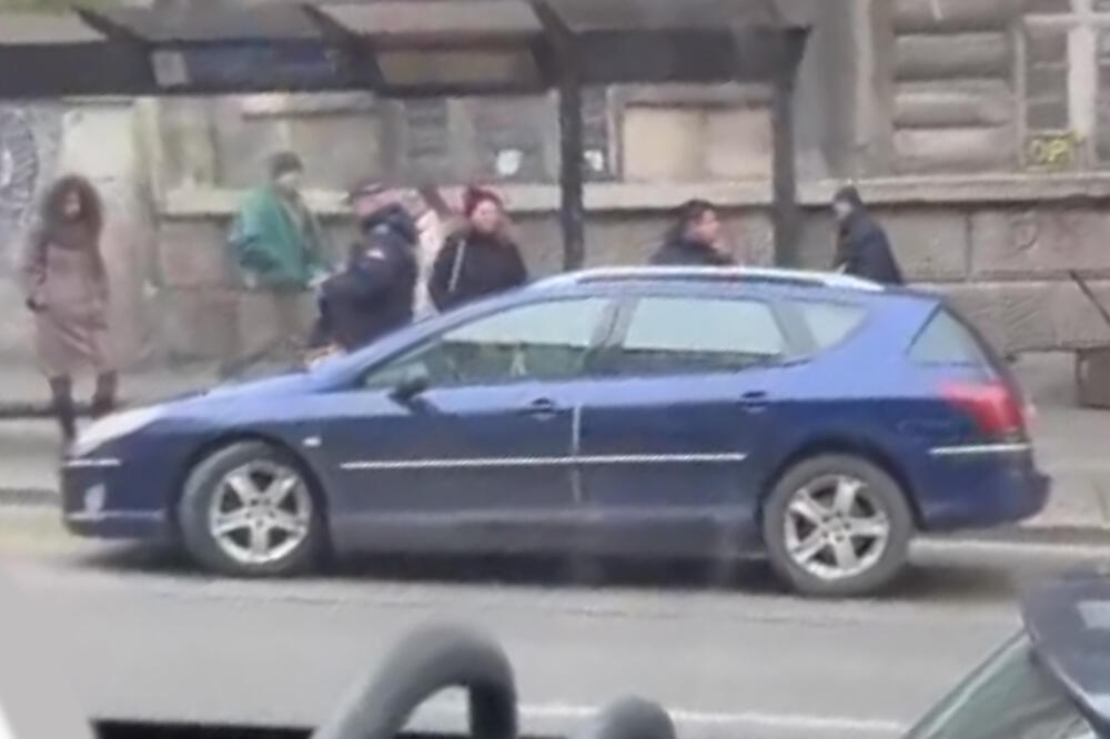 DOVOLJAN JE SAMO JEDAN BAHATI BEZOBRAZNIK: Stali tramvaji na Slaviji jer se gospodin parkirao posred šina?! (VIDEO)