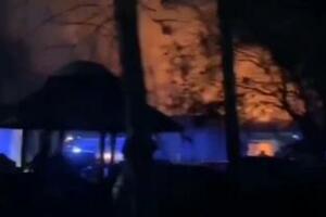 VELIKI POŽAR NA SEVERU SRBIJE! GORI BANJA U BEZDANU: 4 vozila iz vatrogasne brigade bore se sa vatrenom stihijom! (VIDEO)